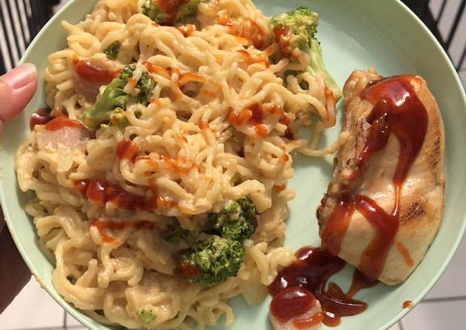 Indomie carbonara with chicken grill