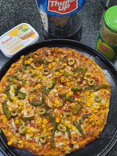 ચીઝ ક્રસ્ટ પીઝા (Cheese Crust Pizza Recipe in Gujarati) રેસીપી મુખ્ય ફોટો