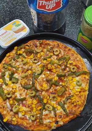 ચીઝ ક્રસ્ટ પીઝા (Cheese Crust Pizza Recipe in Gujarati) રેસીપી મુખ્ય ફોટો