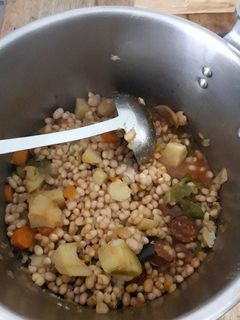 Una foto de Judías blancas con chorizo y patatas