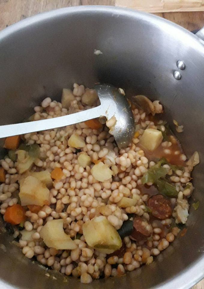 Una foto de Judías blancas con chorizo y patatas