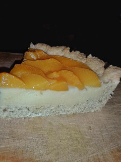 Una foto de Tarta de crema pastelera y durazno! Súper fácil y económica 😋