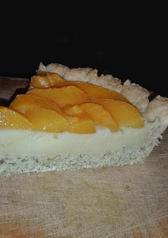 Una foto de Tarta de crema pastelera y durazno! Súper fácil y económica 😋