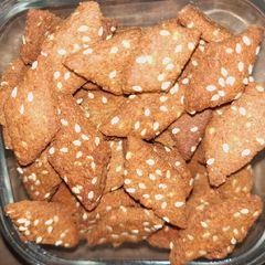 A picture of Gud pare with bajra flour.