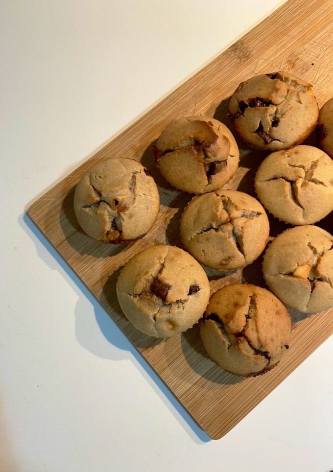 Una foto de Cupcakes de plátano con chips de chocolate