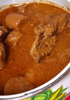 A picture of Degi Aloo Chicken Korma.