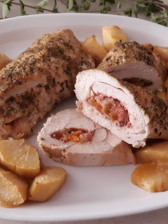 Una foto de Pechuga de pollo rellena