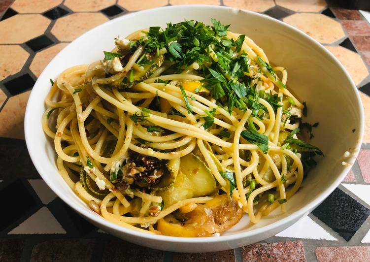 Simple Way to Prepare Super Quick Homemade Spaghetti with Zucchini & Fried Lemon