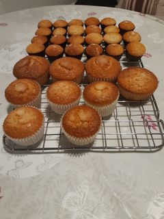 Una foto de Magdalenas caseras muy esponjosas con copete