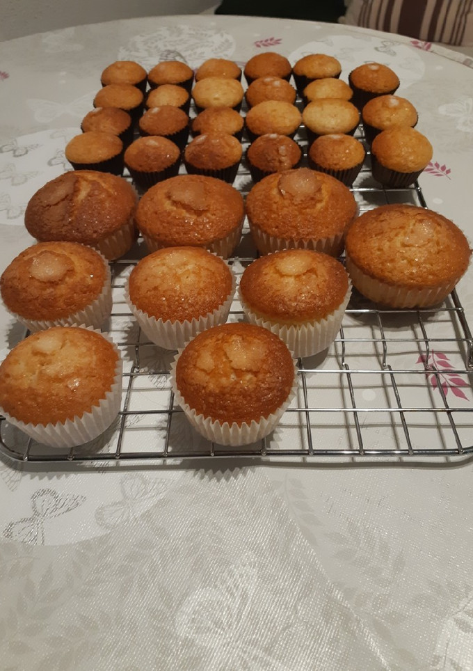 Una foto de Magdalenas caseras muy esponjosas con copete