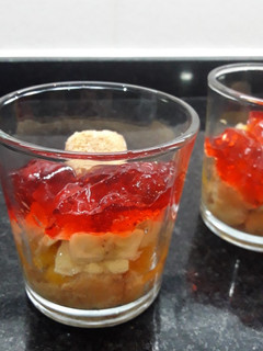 Una foto de Postre en vaso de banana y durazno