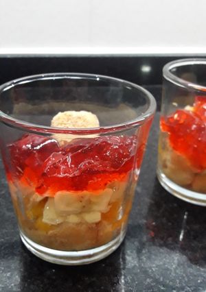 Una foto de Postre en vaso de banana y durazno