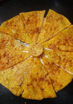 મુંગદાલ નાચોસ (Moongdal nachos recipe in gujarati) રેસીપી મુખ્ય ફોટો