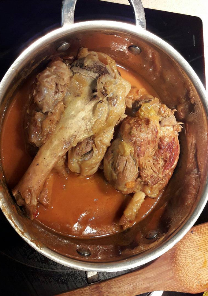 Una foto de Codillos en salsa