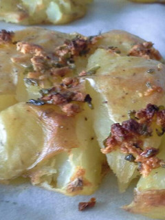 Una foto de Patatas chafadas al horno