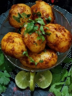 લસણીયા બટાકા (Lasaniya Bataka Recipe In Gujarati) રેસીપી મુખ્ય ફોટો