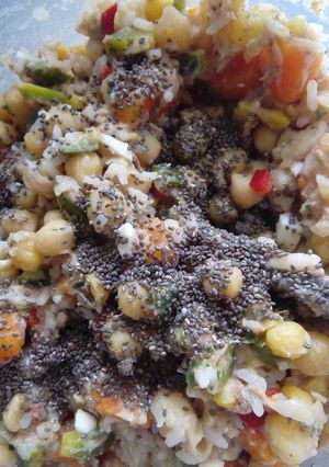 Una foto de Ensalada de garbanzos, atún, arroz y verduras rinde!!!!