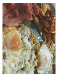 Una foto de Huevos fritos con patatas y Bacon 🥓