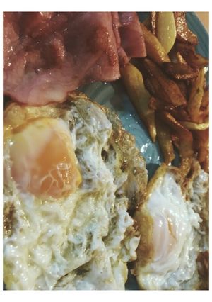 Una foto de Huevos fritos con patatas y Bacon 🥓