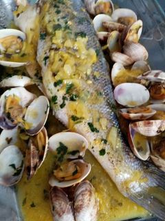 Una foto de Lubina con salsa de almejas
