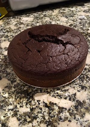 Una foto de Bizcocho vegano de chocolate y muy húmedo