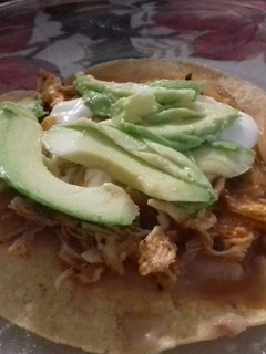 Una foto de Tostadas de cerdo al chipotle picantes a lo mexicano