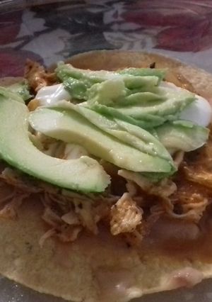 Una foto de Tostadas de cerdo al chipotle picantes a lo mexicano