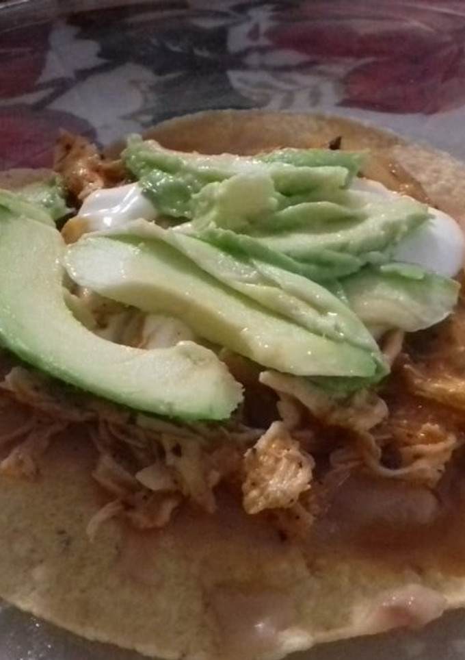 Una foto de Tostadas de cerdo al chipotle picantes a lo mexicano