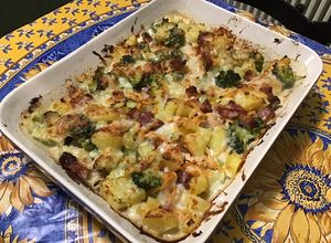 Une photo de Gratin de pommes de terre et brocolis aux carottes et lard
