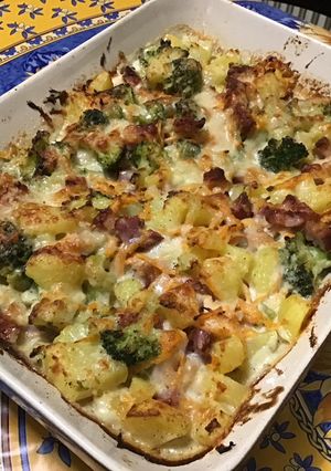 Une photo de Gratin de pommes de terre et brocolis aux carottes et lard
