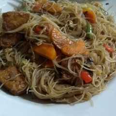 Una foto de Chow mean (fideos de arroz tipo wok)