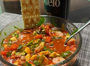 Una foto de Cóctel de Camarones Casero: Sabor a Domingo en Familia
