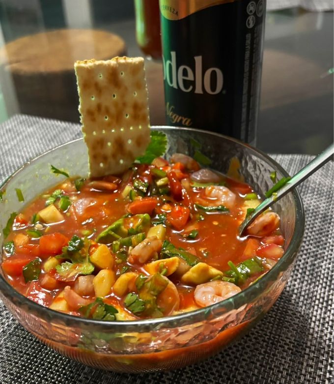 Una foto de Cóctel de Camarones Casero: Sabor a Domingo en Familia
