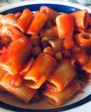 Pasta al sugo con ceci e rosmarino