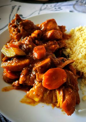 Una foto de Tajín de pollo con verduras y cuscús