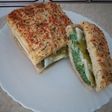 Focaccia con pollo, espinacas y pimiento