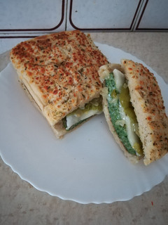 Una foto de Focaccia con pollo, espinacas y pimiento