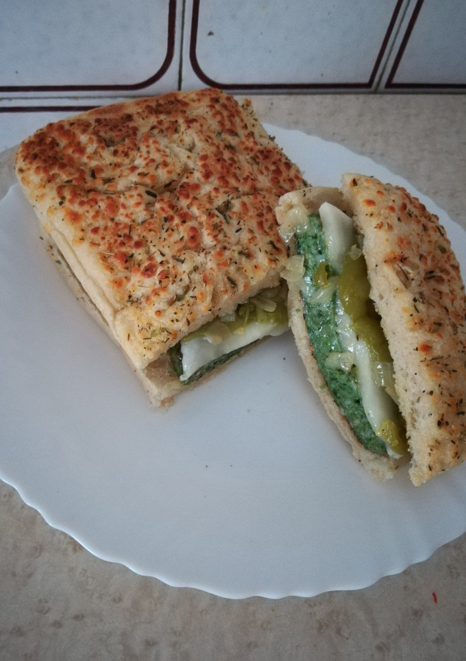 Una foto de Focaccia con pollo, espinacas y pimiento