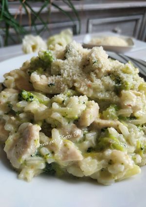 Une photo de ℝ𝕚𝕤𝕠𝕥𝕥𝕠 𝕔𝕣é𝕞𝕖𝕦𝕩 𝕡𝕒𝕣𝕞𝕖𝕤𝕒𝕟, poulet brocolis