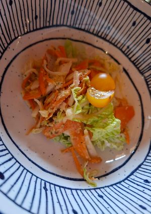 Une photo de Salade de chou chinois, carottes et cacahuètes