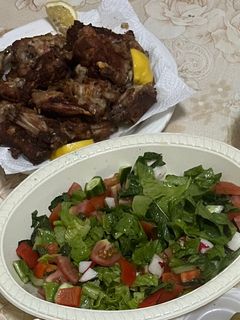 صورة لوصفة اجنحه مقليه مع طبق سلطه