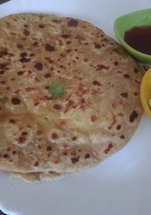 आलू चिली पराठा(aloo chilli paratha recipe in hindi) रेसिपी मुख्य फोटो