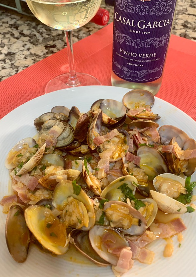 Una foto de Almejas con panceta ibérica salada