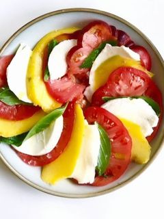 Foto de Salada Caprese com Manga
