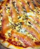 Pizza marinera con salmón marinado