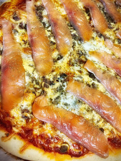 Una foto de Pizza marinera con salmón marinado