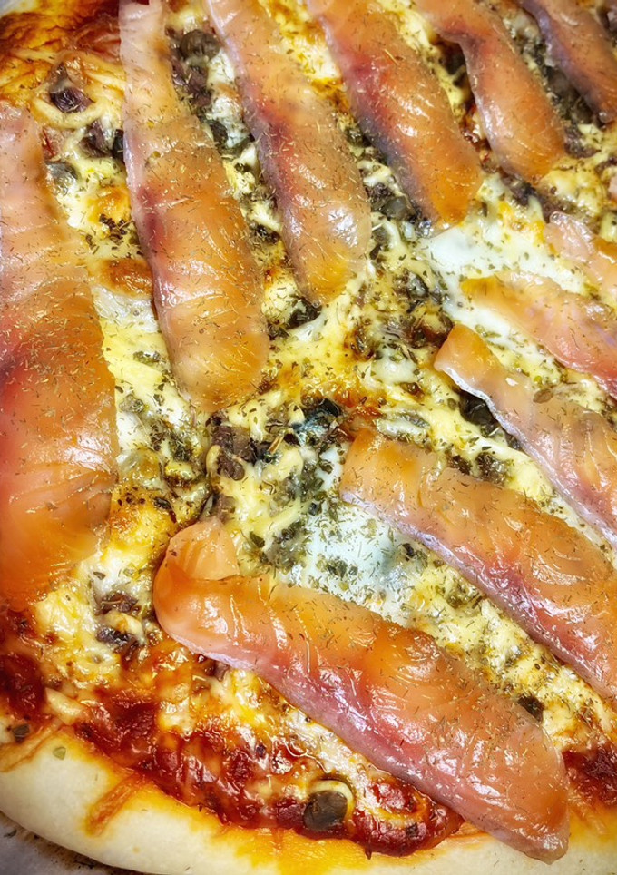 Una foto de Pizza marinera con salmón marinado