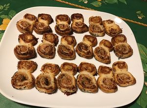 Une photo de « Chaperos » petits feuilletés au jambon blanc, basilic, gorgonzola et pavot bleu
