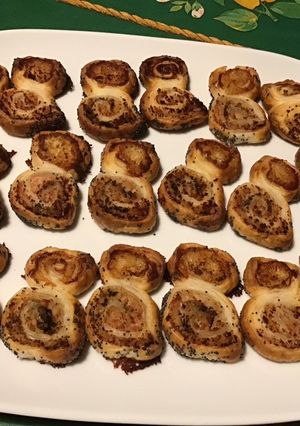 Une photo de « Chaperos » petits feuilletés au jambon blanc, basilic, gorgonzola et pavot bleu
