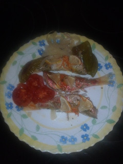 Una foto de Salmonetes al horno con verduras